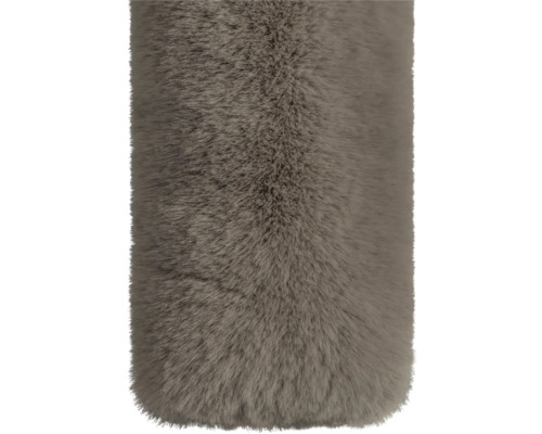 Prim-plan cu trunchiul unui stâlp de zgâriat cu husă de pluș