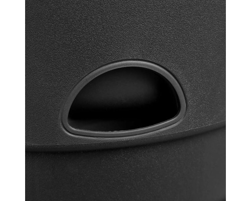 Prim-plan cu un recipient de gunoi din plastic negru, cu o adâncitură pentru prindere