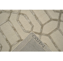 Prim-plan al unui covor cu model geometric și logo-ul producătorului BAKIRO