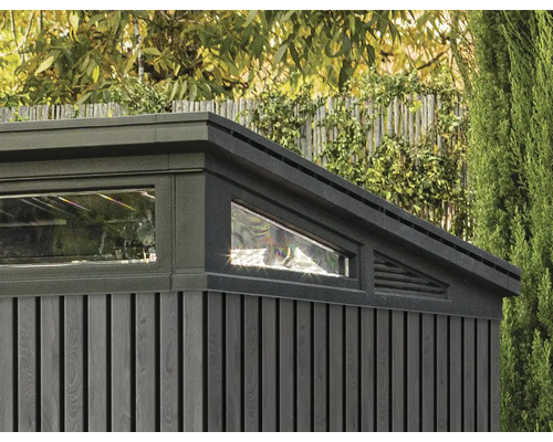 Imagine detaliată a unei case de grădină cu ferestre și placare cu lemn