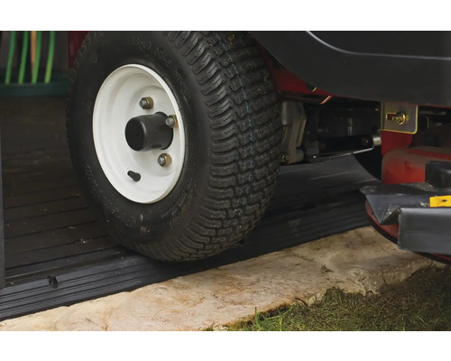 Prim-plan cu anvelopa unui tractor de gazon cu jantă