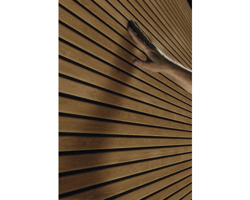 Lambriu din lemn cu o mână