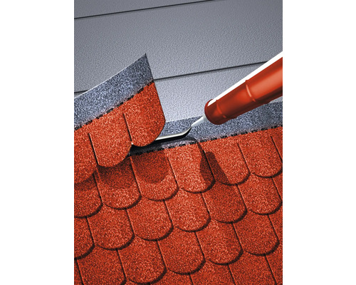 Aplicare adeziv pe o șindrilă de acoperiș