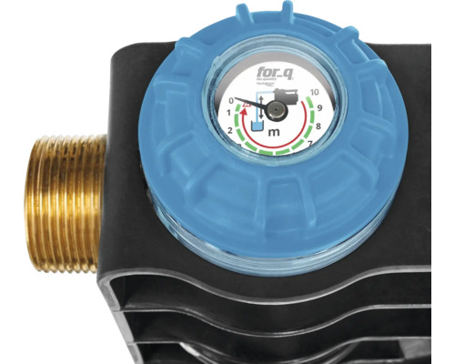 Prim-plan cu o pompă de irigație cu manometru