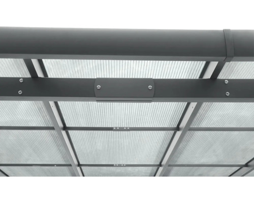 Imagine detaliată cu acoperișul transparent, cu structură de cadru gri, al unui acoperiș de terasă