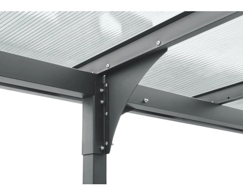 Detaliu al unui acoperiș de terasă metalic cu panouri transparente