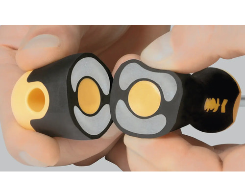 Două mânere de șurubelniță sunt ținute de mâini.