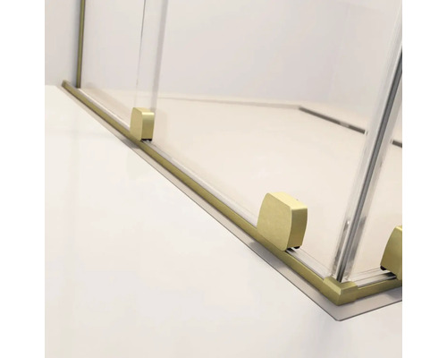 Imagine detaliată a unei cabine de duș cu accesorii aurii și sticlă clară