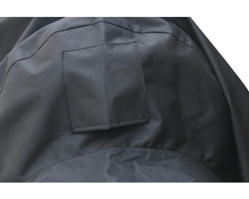 Prim-plan cu o husă de protecție gri cu buzunar pătrat