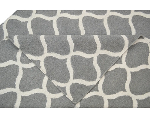 Covor gri cu model alb