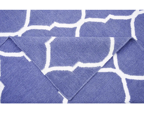 Covor albastru cu model alb