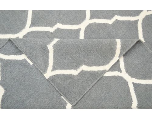 Covor gri cu model alb