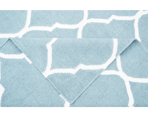 Covor albastru cu model alb