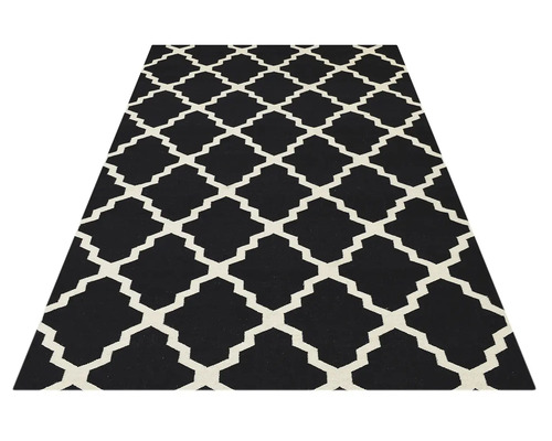 Covor negru cu model rombic alb