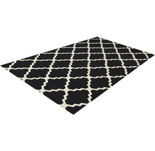 Covor negru cu model geometric
