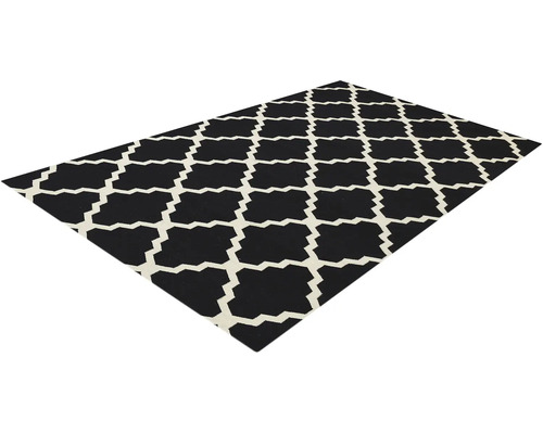 Covor negru cu model geometric