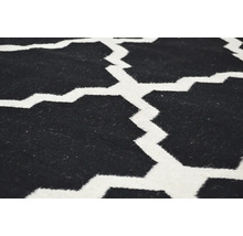 Covor cu model geometric în alb și negru