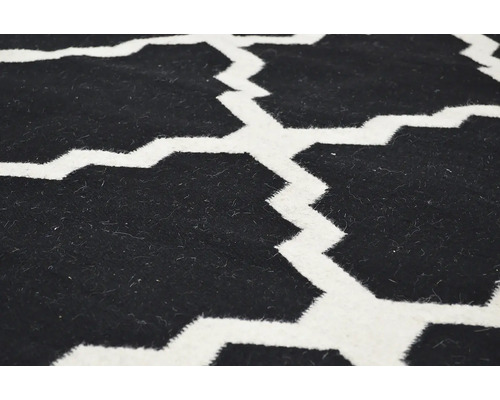 Covor cu model geometric în alb și negru