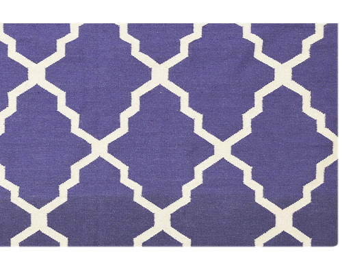 Covor albastru cu model geometric alb