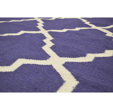 Covor cu model geometric în albastru și alb