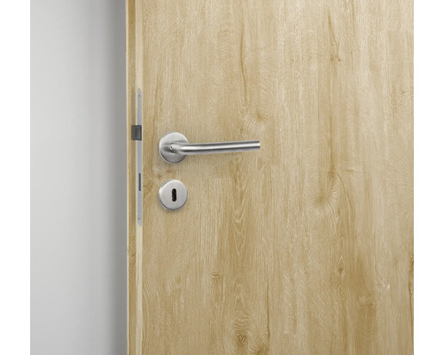 Ușă din lemn cu mâner și broască metalică