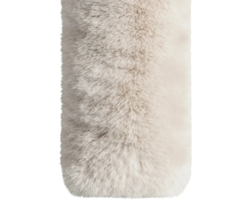 Prim-plan cu un stâlp de zgâriat cu blană artificială deschisă la culoare