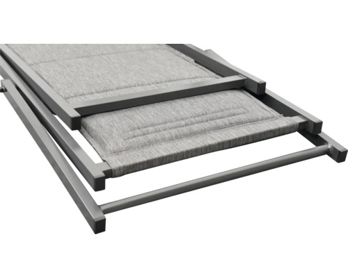 Șezlong pliat cu tapițerie gri și cadru metalic