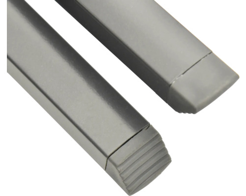 Prim-plan cu două șipci metalice gri cu capace de capăt