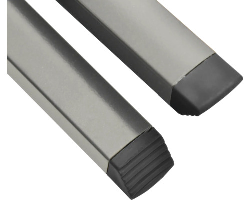 Prim-plan cu două scări metalice cu picioare de cauciuc