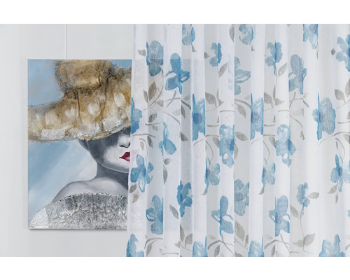 Șaluri decorative cu model floral în fața unui tablou