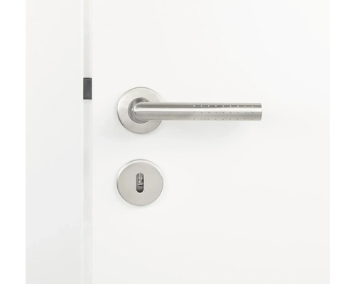 Mâner de ușă din oțel inoxidabil cu încuietoare pe o ușă albă