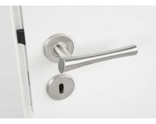 Feronerie din oțel inoxidabil pe o ușă albă