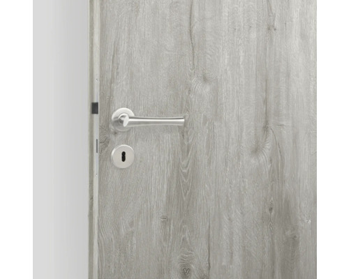 Ușă din lemn gri cu clanță argintie și gaura cheii