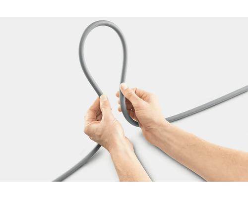 Furtun gri ținut în mâini