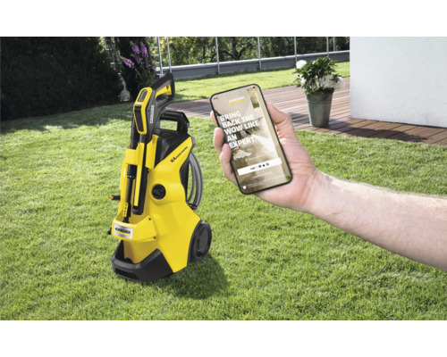 Aparat de spălat cu presiune galben Kärcher K4 Power Control cu aplicație pentru smartphone pe gazon