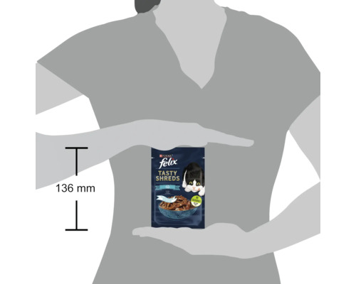 Persoană care ține un pachet de hrană pentru pisici Felix Tasty Shreds cu o înălțime de 136 milimetri.