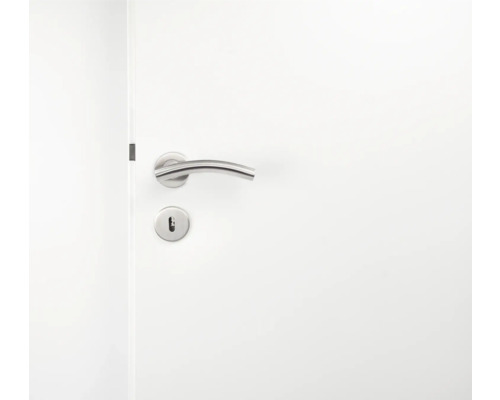 Ușă albă cu mâner metalic și încuietoare