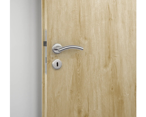 Ușă din lemn cu mâner și broască