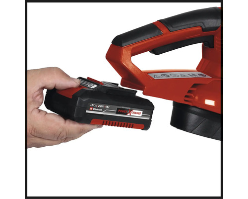 Introducerea unei baterii Einhell Power X-Change într-o unealtă de grădinărit