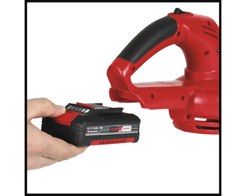 Bateria Einhell este conectată la un aspirator de frunze