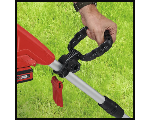 Prim-plan cu o mașină de tuns iarba cu o mână pe mâner