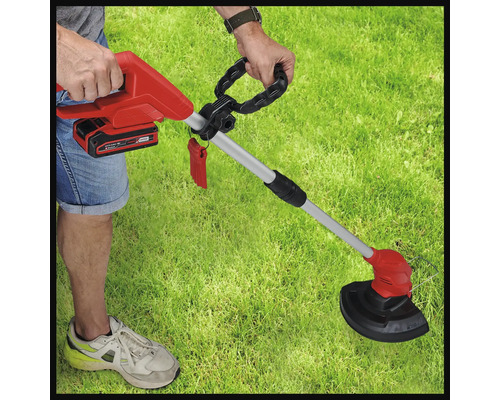 Mașină de tuns iarba cu acumulator în uz pe gazon