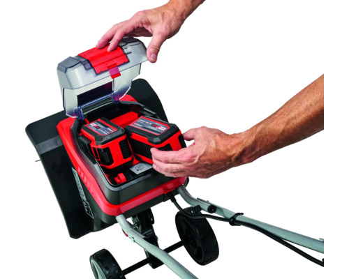 Vedere de sus a unei mașini de tuns iarba cu acumulator, cu două baterii introduse