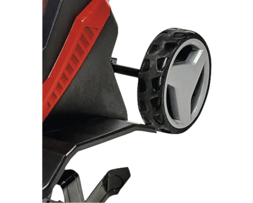 Prim-plan cu o mașină de tuns iarba cu roată