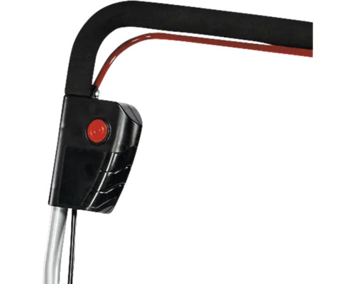 Prim-plan cu o mașină de tuns iarba, cu mâner, comenzi și cablu