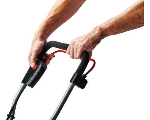 Operarea unei mașini de tuns iarba cu mâner și buton de pornire