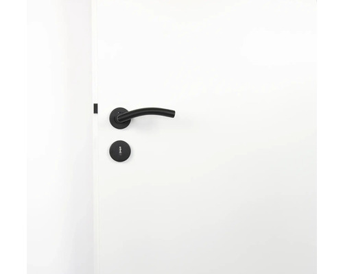 Ușă de interior albă cu mâner negru și rozetă de blocare