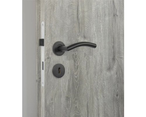 Ușă din lemn gri cu clanță și broască neagră