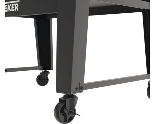 Vedere detaliată a unui cărucior grătar cu roți.