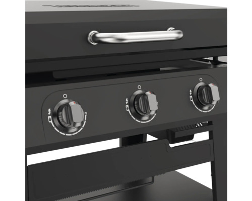 Detaliu cu grătar pe gaz negru cu butoane rotative pentru control